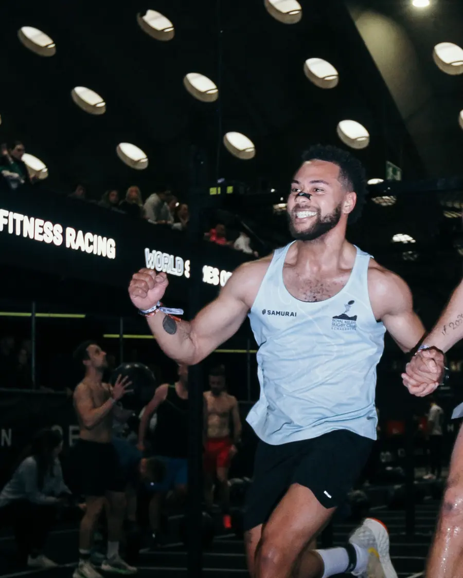 Dorian en sprint explosif lors d'une compétition de fitness