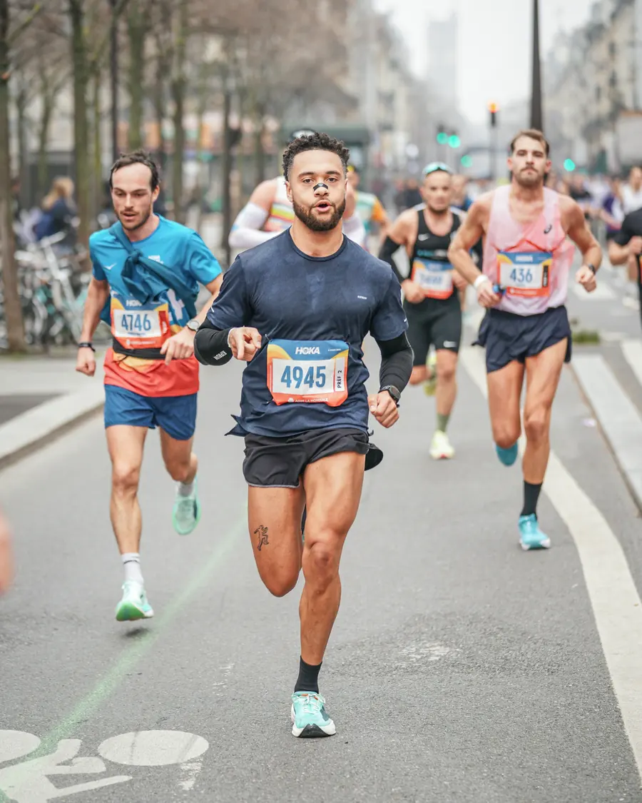 Dorian en course lors d'un marathon, entouré d'autres coureurs